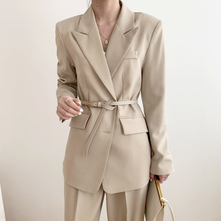 Traje francés corto con cinturón: la elegancia se une al estilo