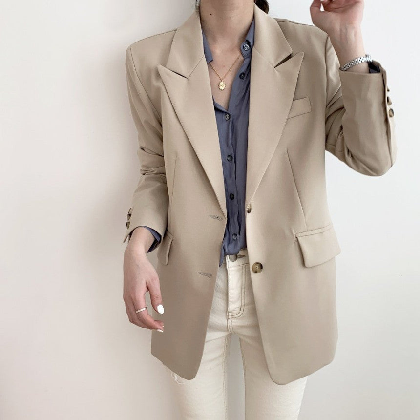 Traje francés corto con cinturón: la elegancia se une al estilo