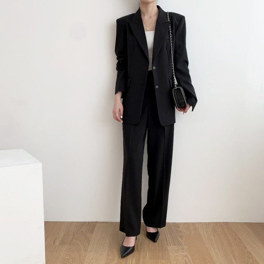 Traje francés corto con cinturón: la elegancia se une al estilo