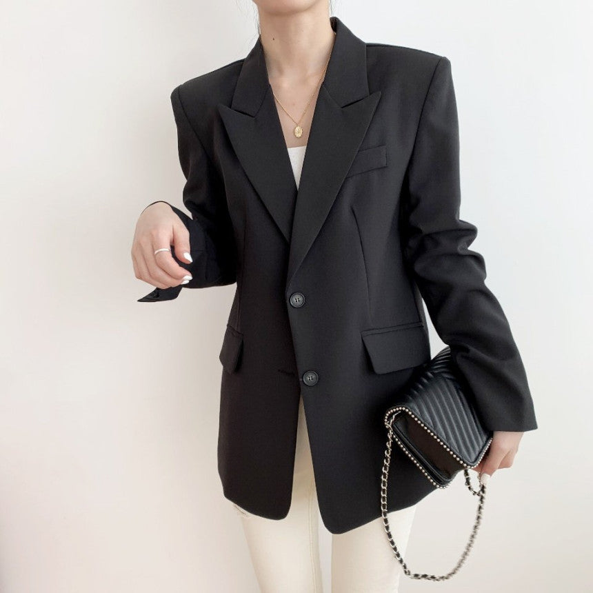 Traje francés corto con cinturón: la elegancia se une al estilo