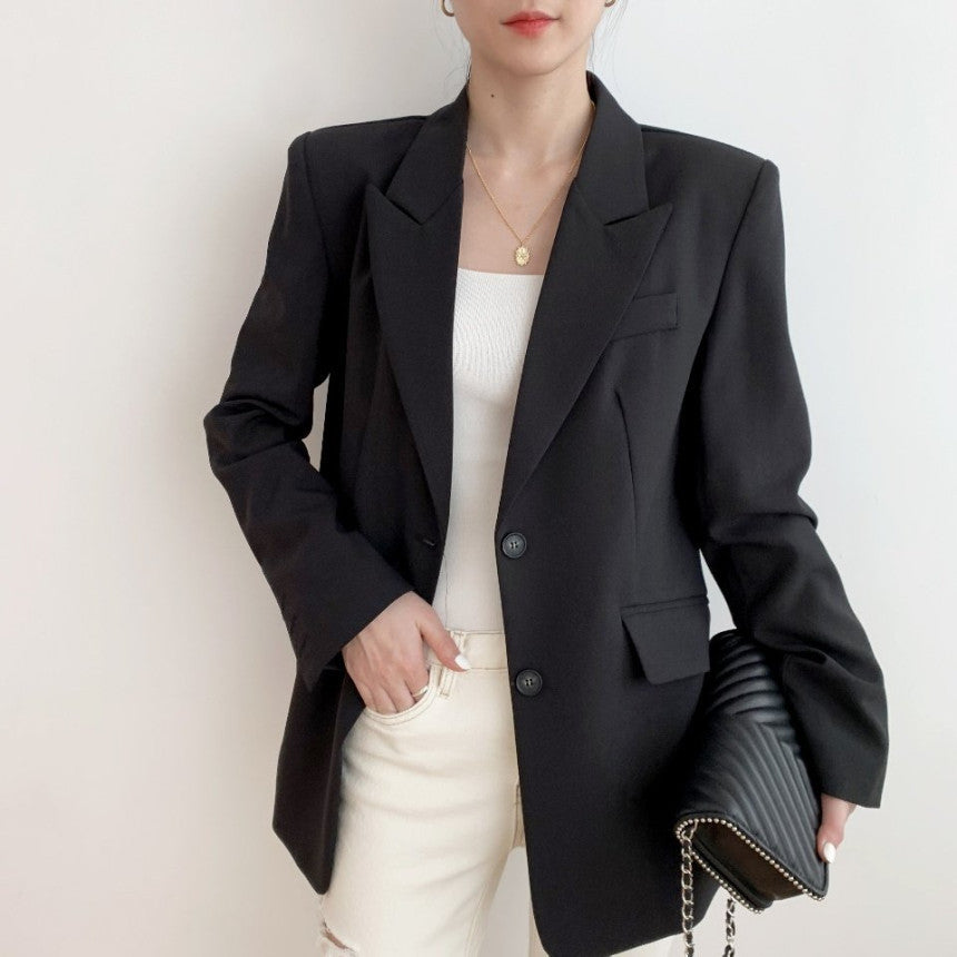 Traje francés corto con cinturón: la elegancia se une al estilo