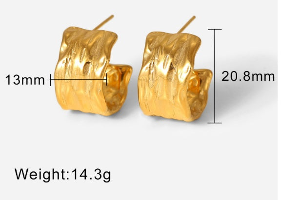 Pendientes de aro bañados en oro: encanto retro y modernidad combinados