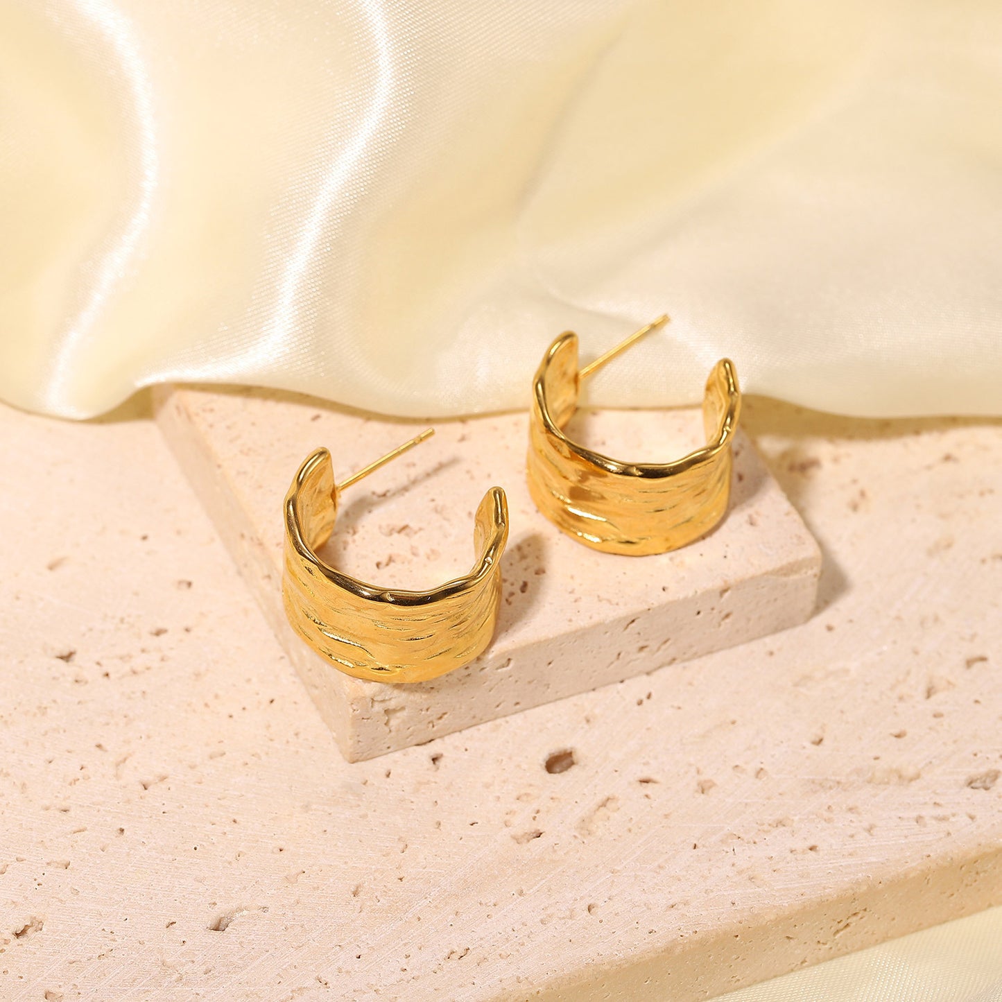Pendientes de aro bañados en oro: encanto retro y modernidad combinados