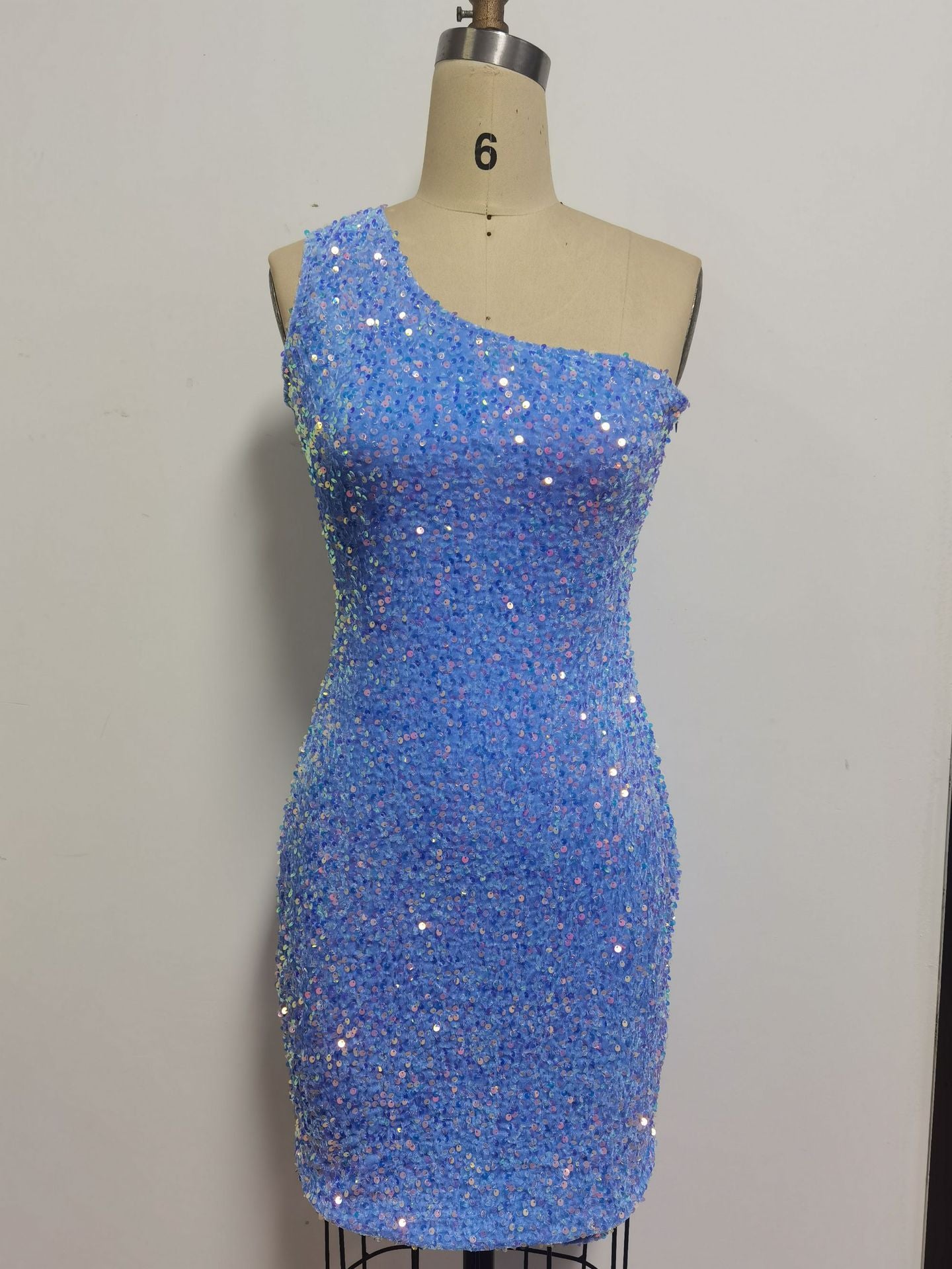 Ein-Schulter-Paillettenkleid – Urbaner Stil für Eleganz und Glamour