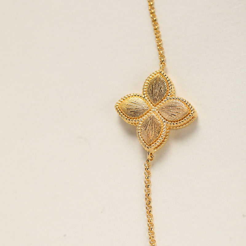Gold Armband für Damen – Intellektuelle Eleganz