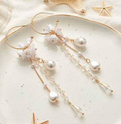 Pendientes de mujer con borlas de perlas y estampado floral.