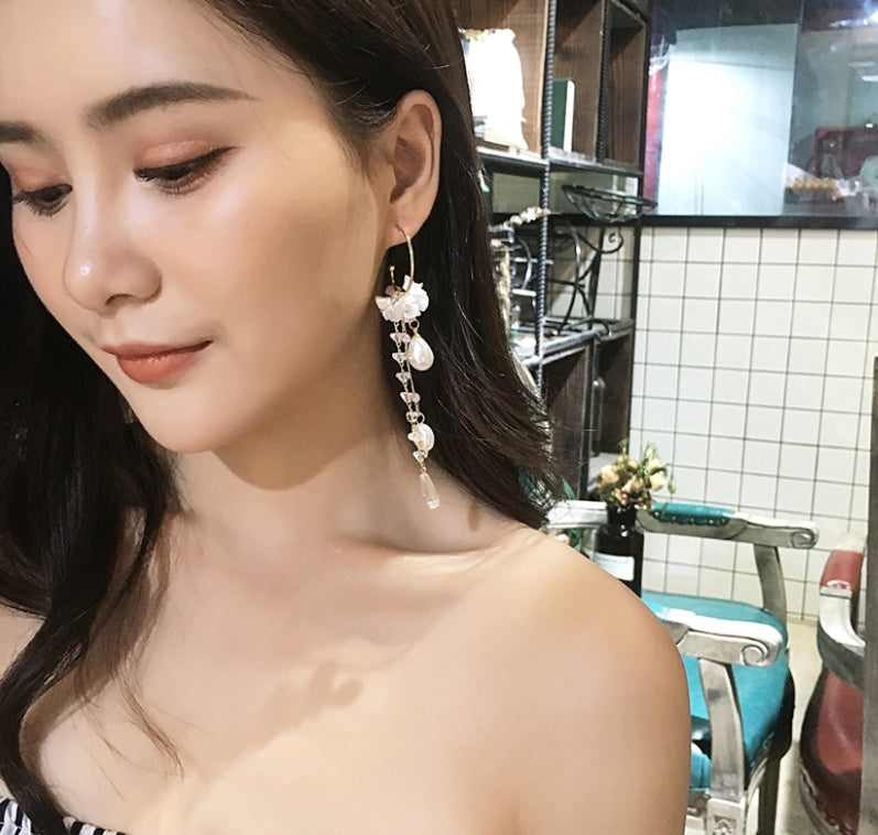 Pendientes de mujer con borlas de perlas y estampado floral.