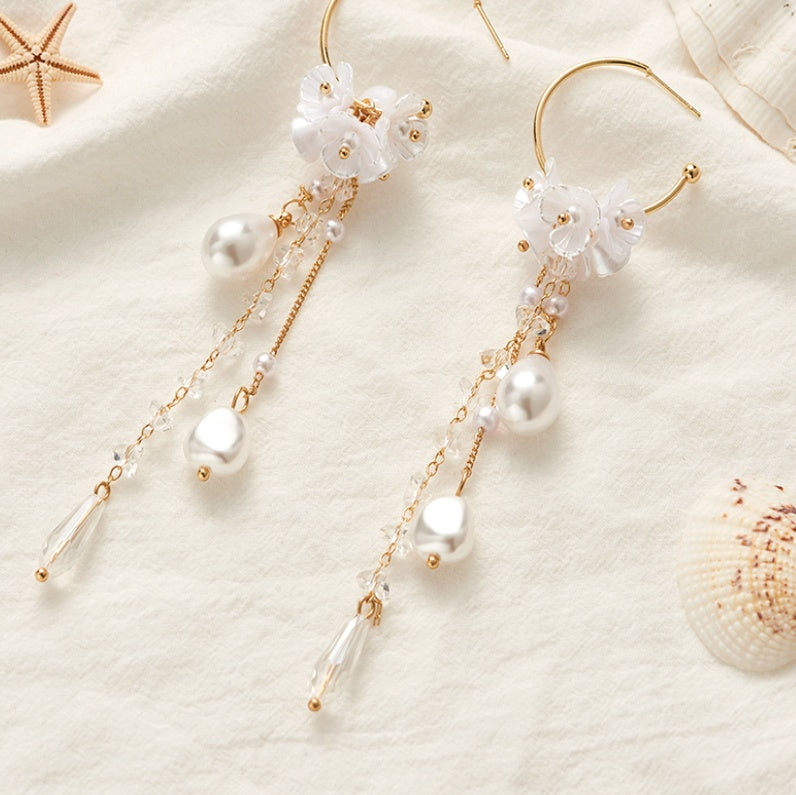 Pendientes de mujer con borlas de perlas y estampado floral.