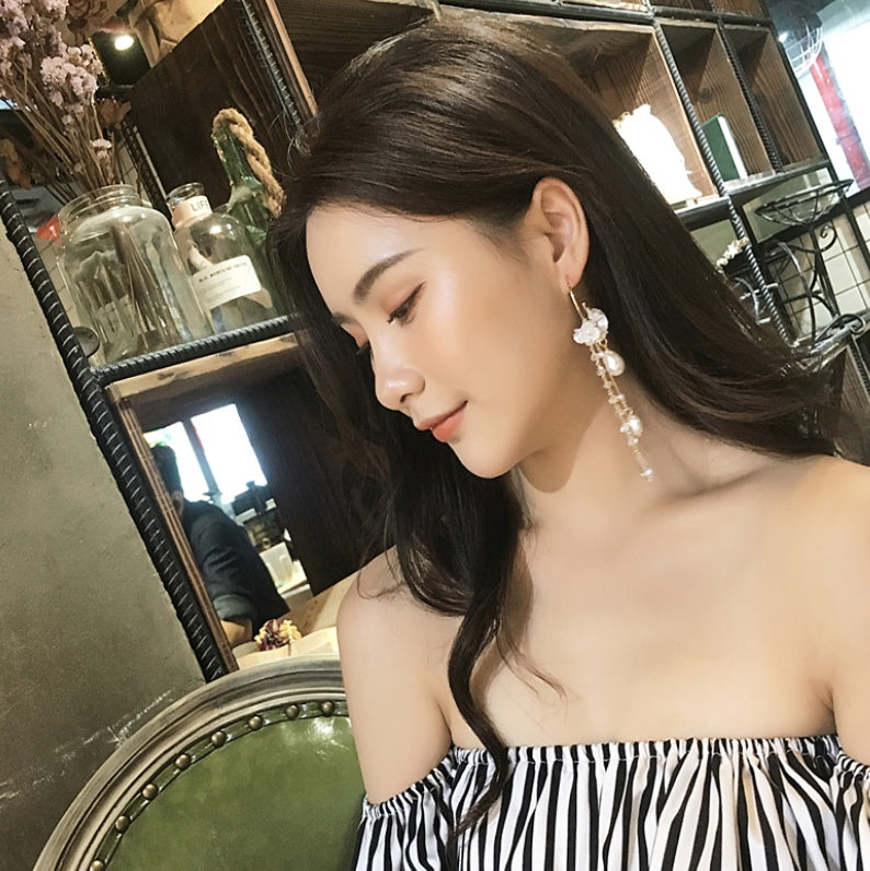 Pendientes de mujer con borlas de perlas y estampado floral.