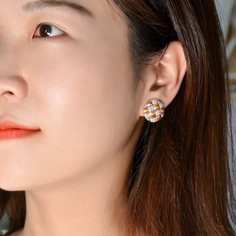 Pendientes artesanales cepillados y trenzados a la moda con personalidad de diamantes de oro de 18 quilatesPendientes artesanales cepillados y trenzados a la moda con personalidad de diamantes de oro de 18 quilates