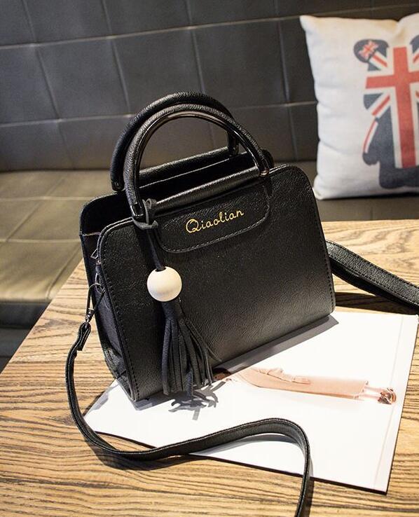 Bolso de mujer de moda: bolso elegante con detalles elegantes