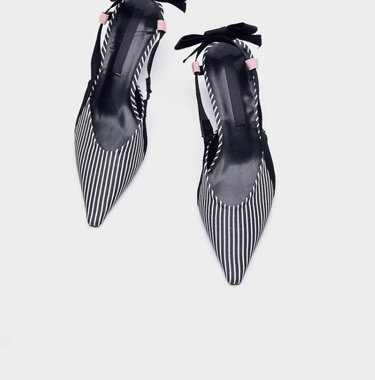 Elegantes mules de tacón gatito a rayas: elegantes zapatos de verano para mujer con un lazo femenino