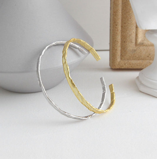 Brazalete irregular con decoración de lámina dorada: elegancia con un toque personal
