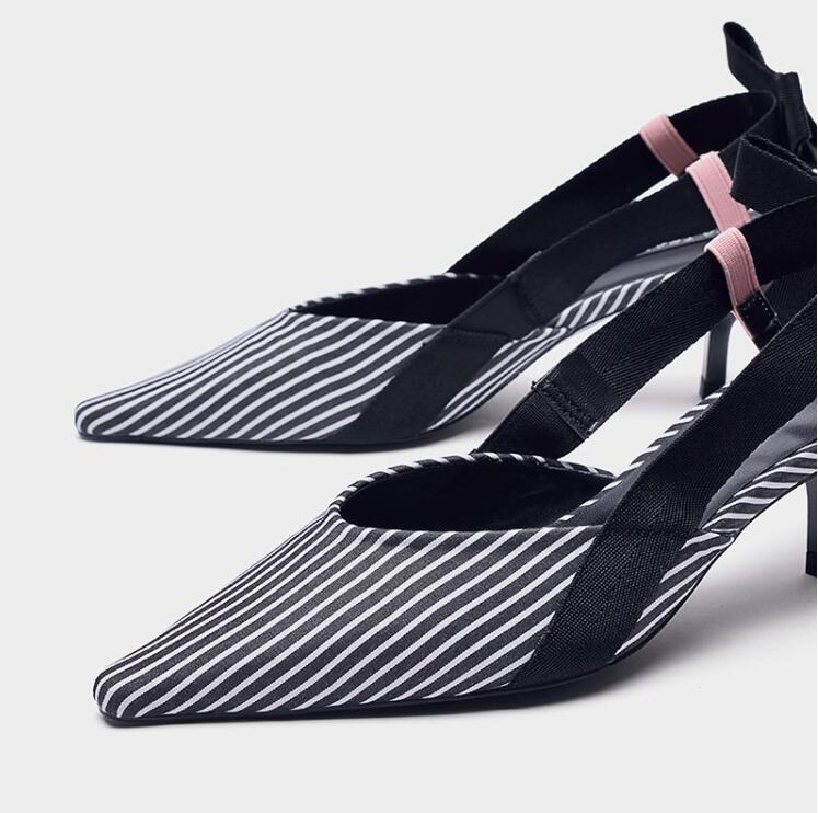 Elegantes mules de tacón gatito a rayas: elegantes zapatos de verano para mujer con un lazo femenino