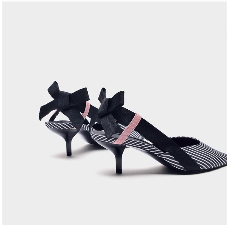 Elegantes mules de tacón gatito a rayas: elegantes zapatos de verano para mujer con un lazo femenino