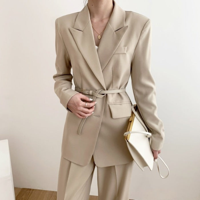 Traje francés corto con cinturón: la elegancia se une al estilo