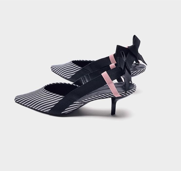 Elegantes mules de tacón gatito a rayas: elegantes zapatos de verano para mujer con un lazo femenino
