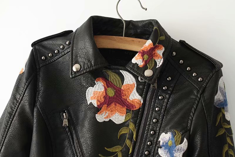 Bestickte Lederjacke mit Nieten