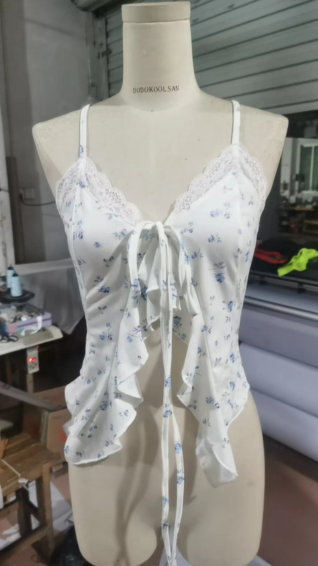 Chaleco con tirantes y cuello en V para mujer, Sexy, de encaje de Color liso, femenino y elegante