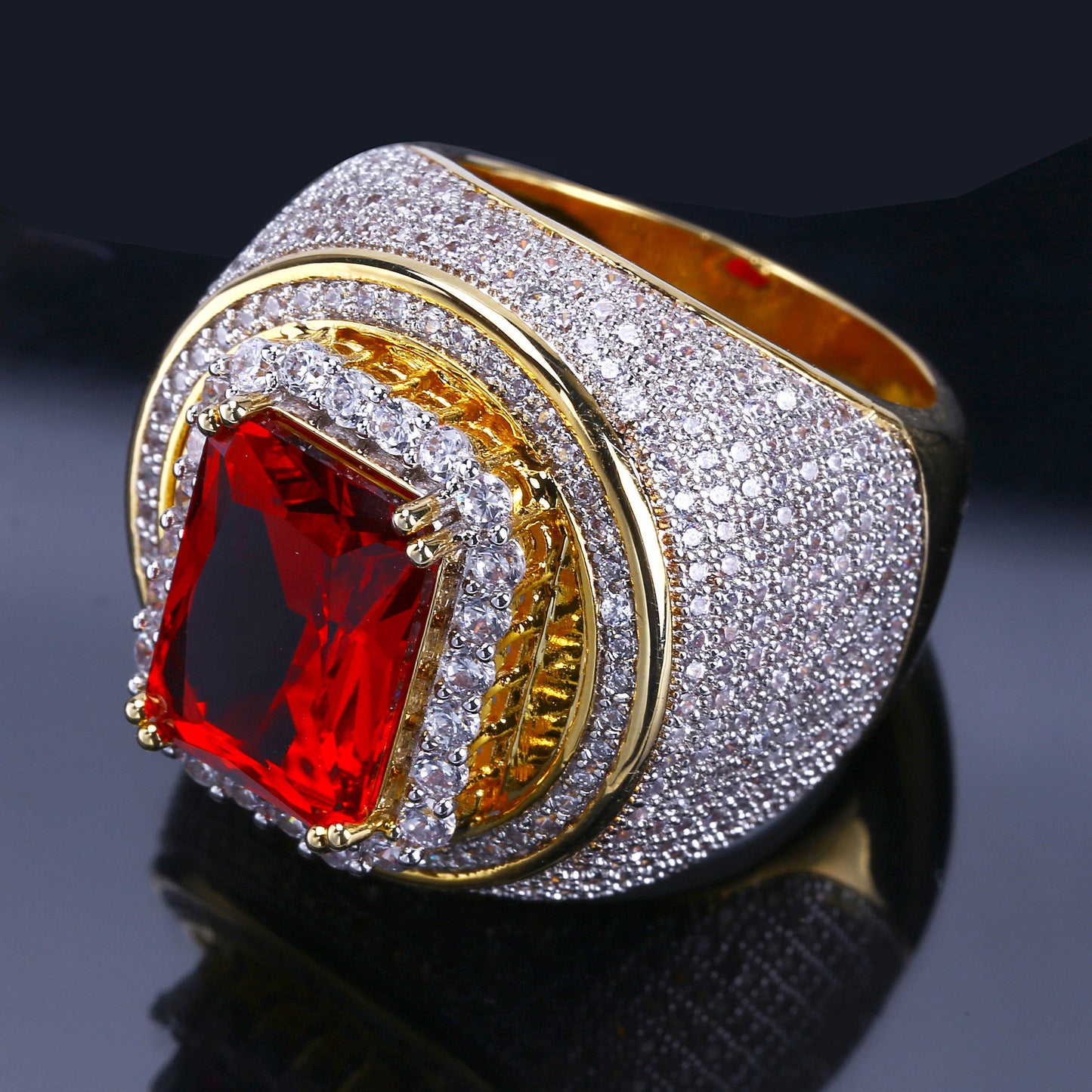 Anillo de hombre con baño de oro de 18 quilates y circonitas: elegancia y estilo