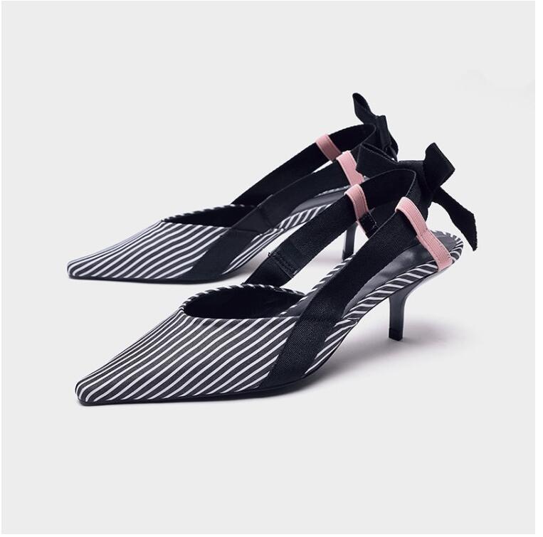 Elegantes mules de tacón gatito a rayas: elegantes zapatos de verano para mujer con un lazo femenino