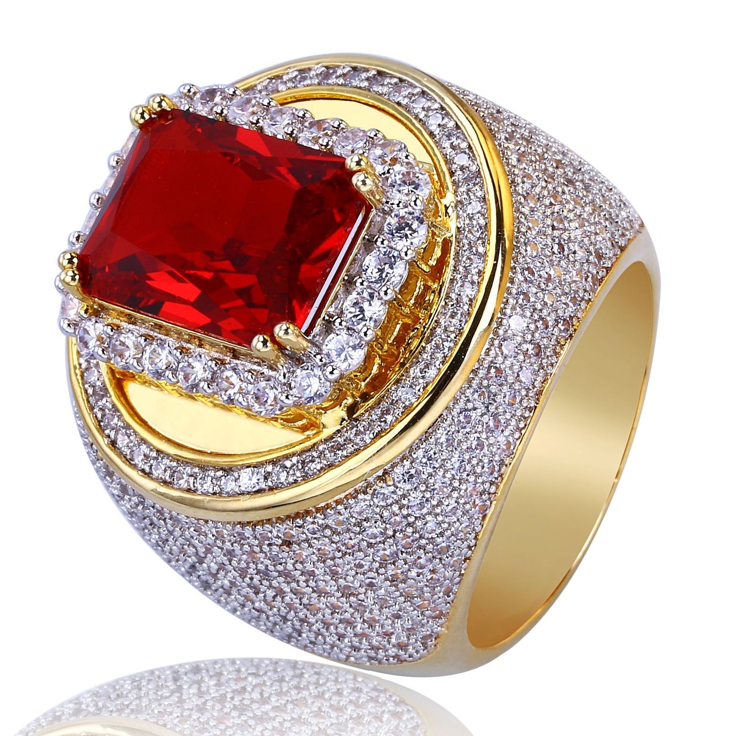 Anillo de hombre con baño de oro de 18 quilates y circonitas: elegancia y estilo