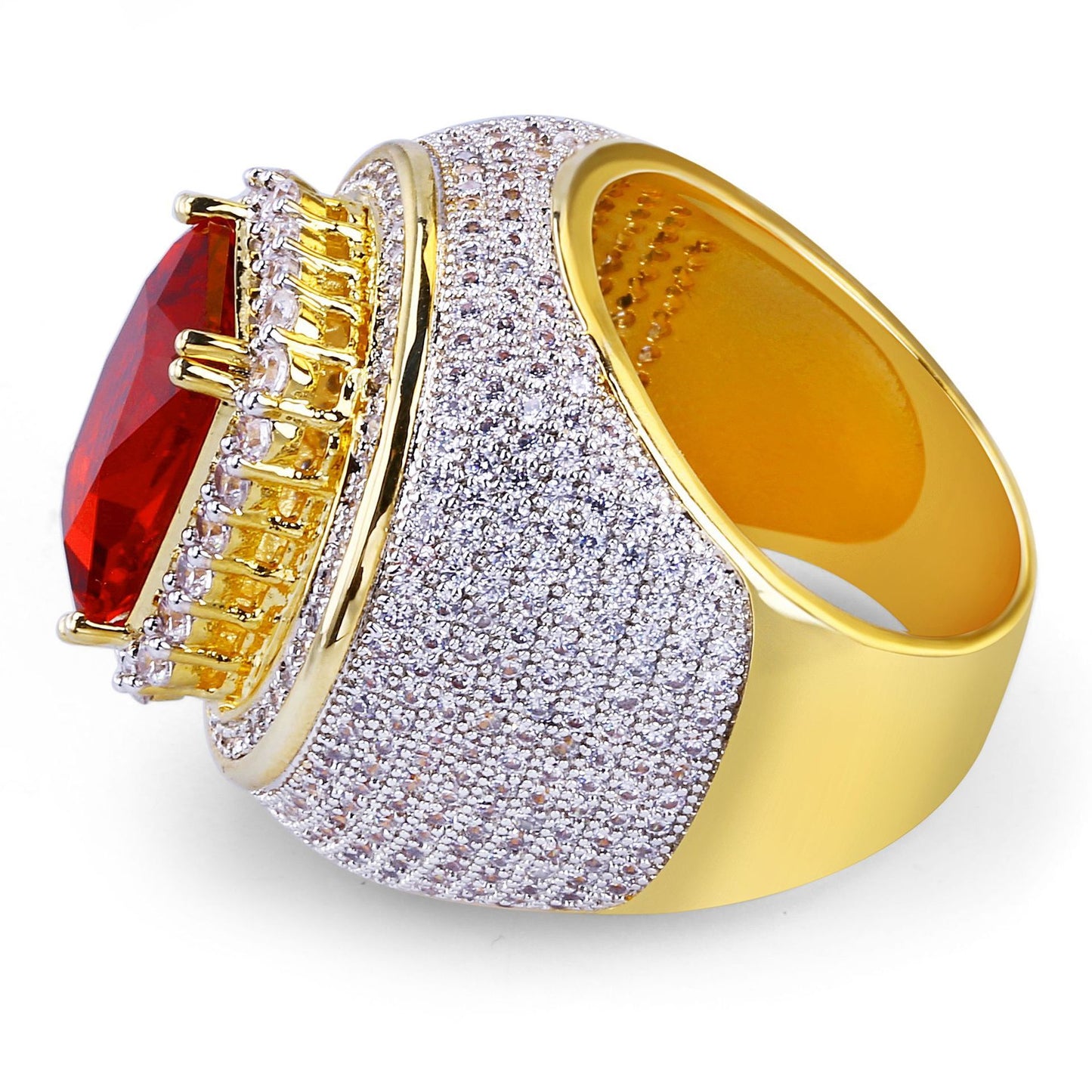 Anillo de hombre con baño de oro de 18 quilates y circonitas: elegancia y estilo
