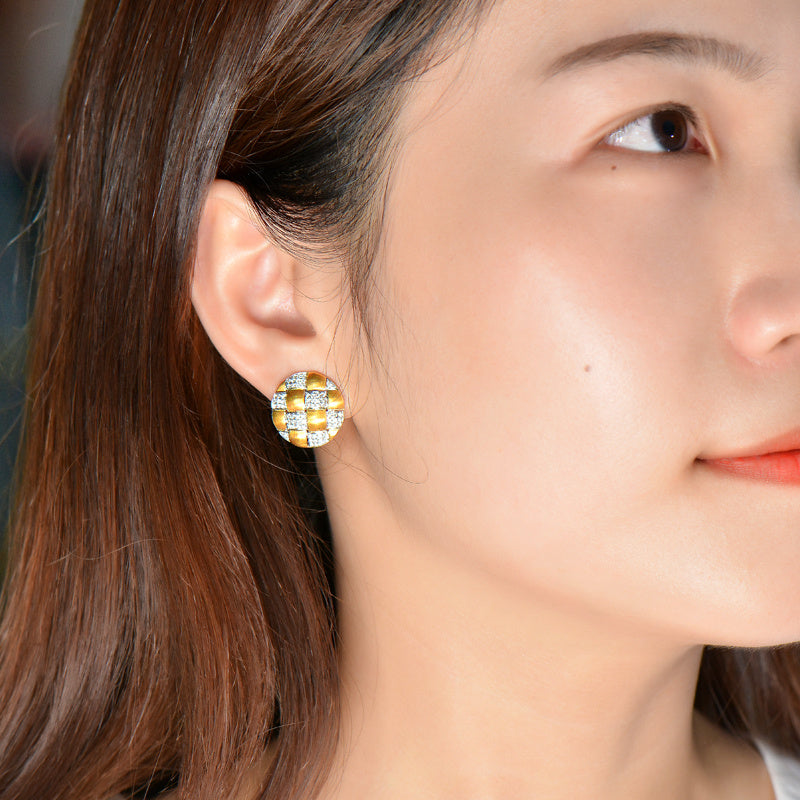 Pendientes artesanales cepillados y trenzados a la moda con personalidad de diamantes de oro de 18 quilatesPendientes artesanales cepillados y trenzados a la moda con personalidad de diamantes de oro de 18 quilates