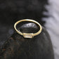 Anillo con piedras preciosas doradas: elegancia en plata 925