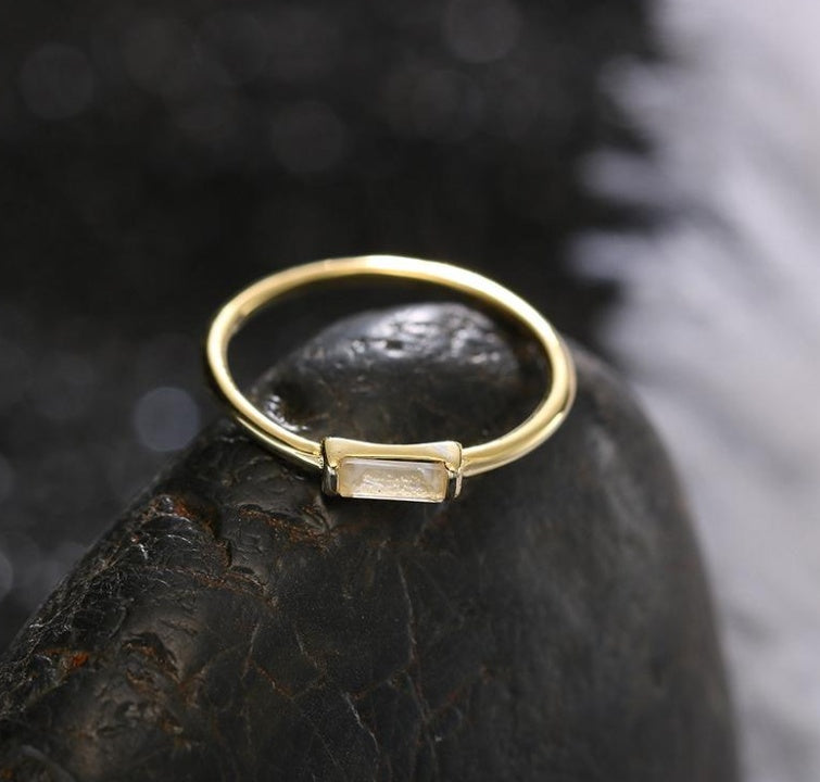 Anillo con piedras preciosas doradas: elegancia en plata 925