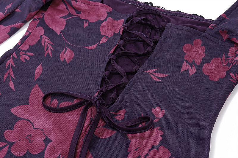 Tailliertes Kleid mit Print und Nahtdetails