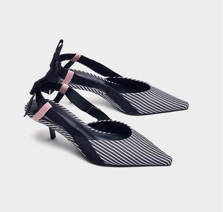 Elegantes mules de tacón gatito a rayas: elegantes zapatos de verano para mujer con un lazo femenino