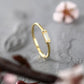 Anillo con piedras preciosas doradas: elegancia en plata 925