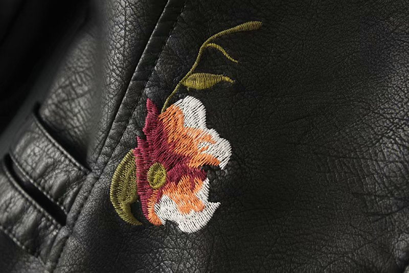 Bestickte Lederjacke mit Nieten
