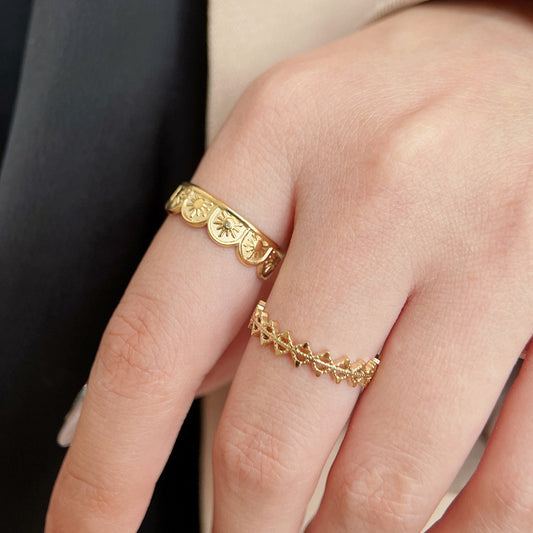 Anillo de patrón hueco chapado en oro de 14 quilates - Elegante anillo de meñique y cola