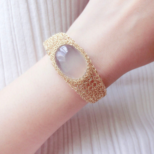Pulsera de Alambre de Oro de 14K con Calcedonia Blanca Natural - Elegancia y Sofisticación 