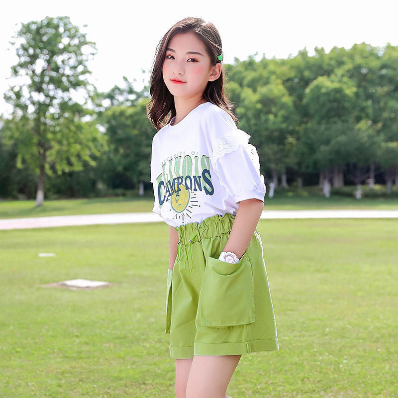 Mädchen Zweiteiler – Kurzarm-Shirt und Shorts im modischen, schlichten Stil