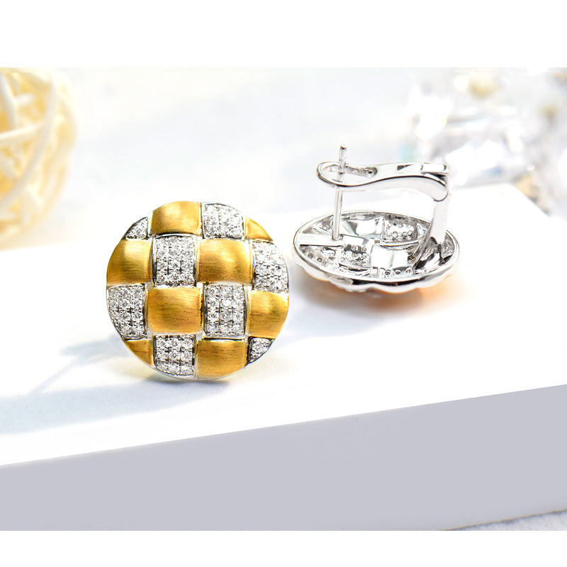 Pendientes artesanales cepillados y trenzados a la moda con personalidad de diamantes de oro de 18 quilatesPendientes artesanales cepillados y trenzados a la moda con personalidad de diamantes de oro de 18 quilates